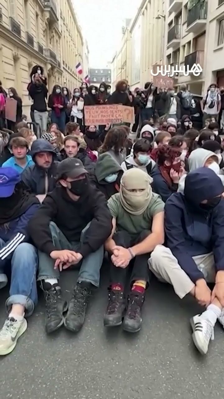 اعتصام طلاب أمام معهد العلوم السياسية في باريس